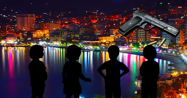  Armët sheshit   fëmijët gjejnë pistoletën  TT  në qendër të Sarandës