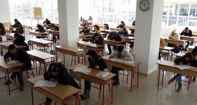  Mësuesit e shkollave publike  zvarritin  mësimin për të detyruar nxënësit të shkojnë në kurset e tyre private 