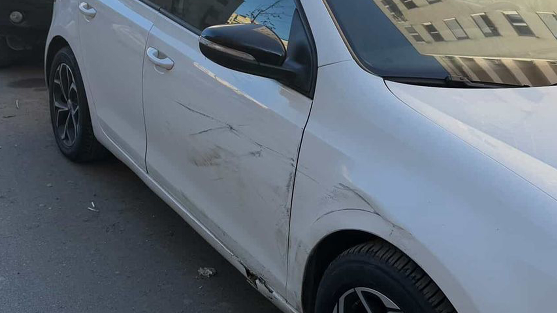 Qytetari kërkon autorin/en që i përplasi makinën dhe u largua