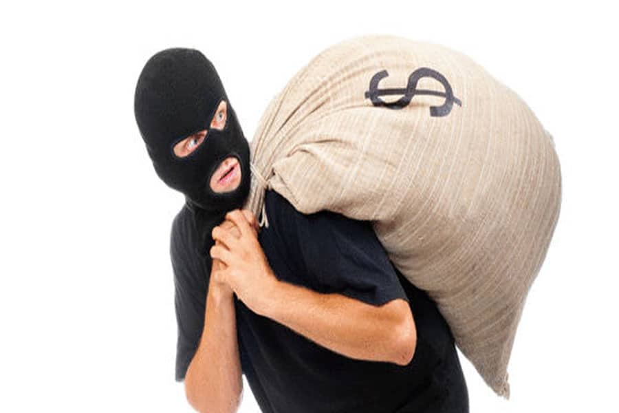 3 skifterë dhunojnë shitësin e tabakinos në Tiranë dhe grabisin 100 mijë lekë