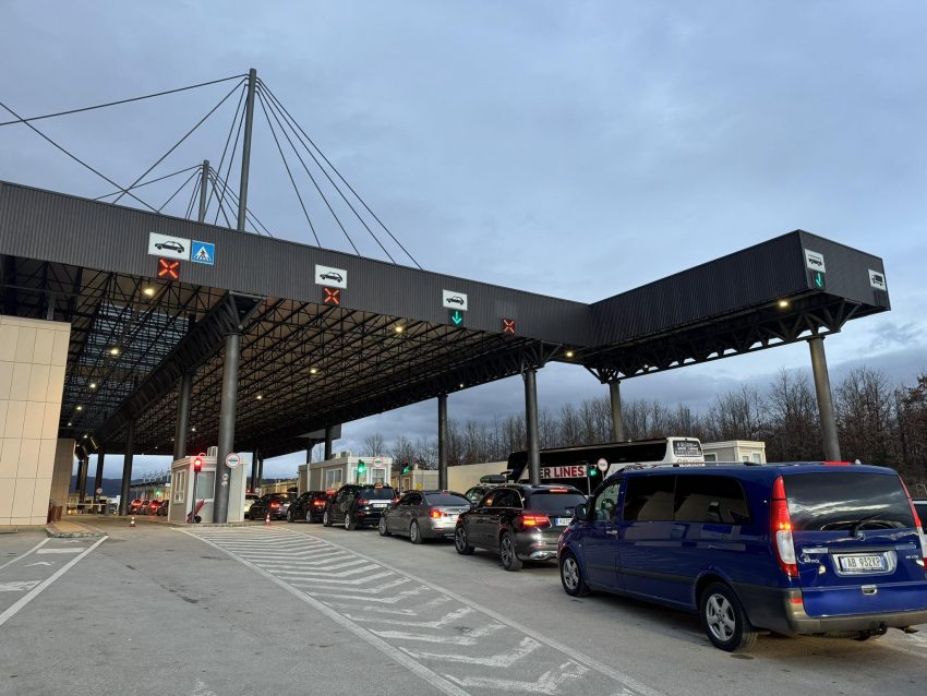 Mbi 2 orë pritjet e mërgimtarëve për të dalë nga Kosova