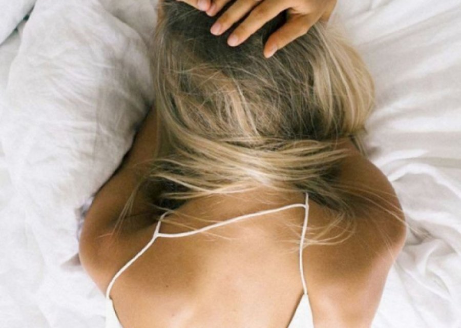 Nëse ankthi po ju lë pa gjumë, mësoni pesë zakonet që do t’ju bëjnë të flini më qetë