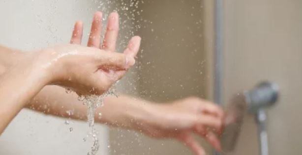 Përgjigjja nuk është aq e thjeshtë, a duhet të bëni dush në mëngjes apo në mbrëmje?