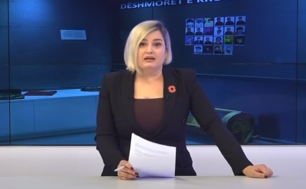Moderatorja e RTK-së shpërthen në lot teksa përmend masakrën e Krushës, ku iu vra edhe babai
