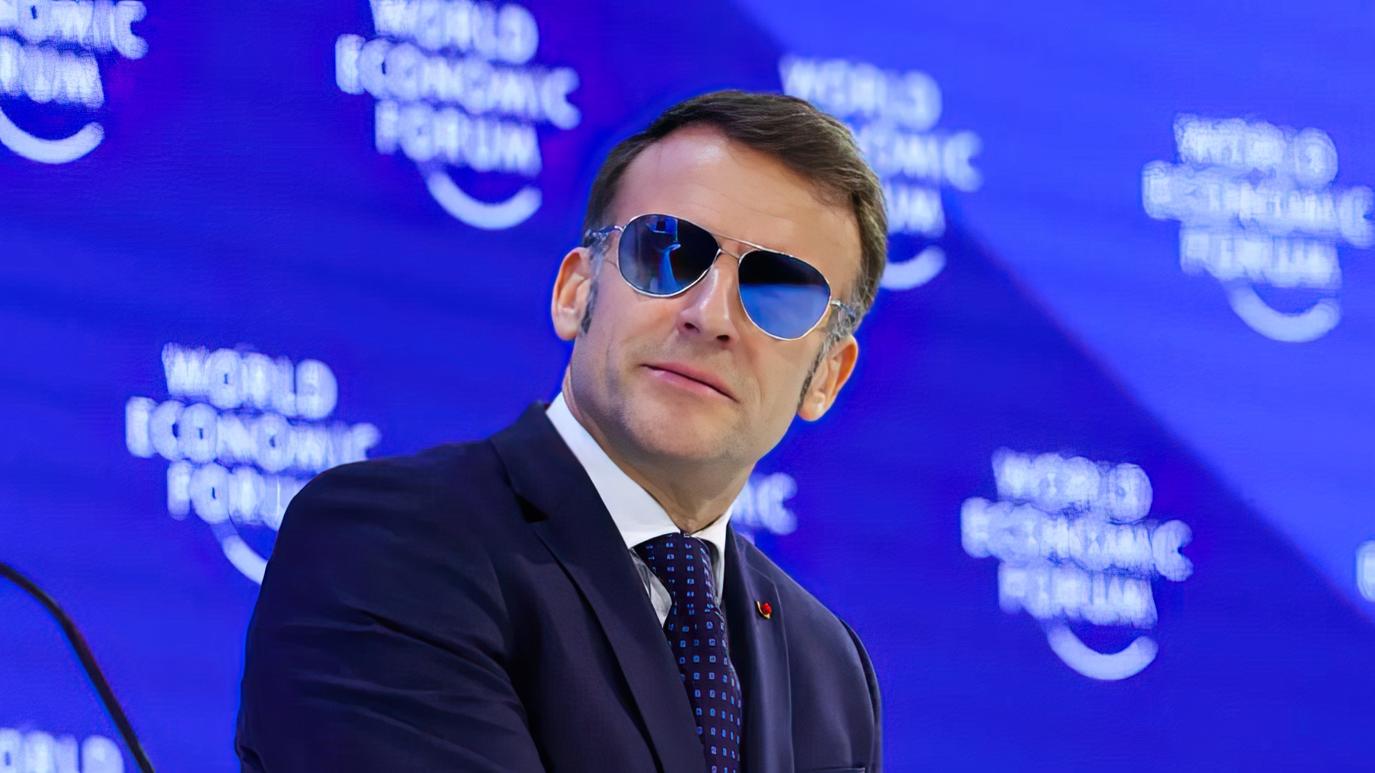 Me syze aviator në Davos, Macron ndez memet në rrjet