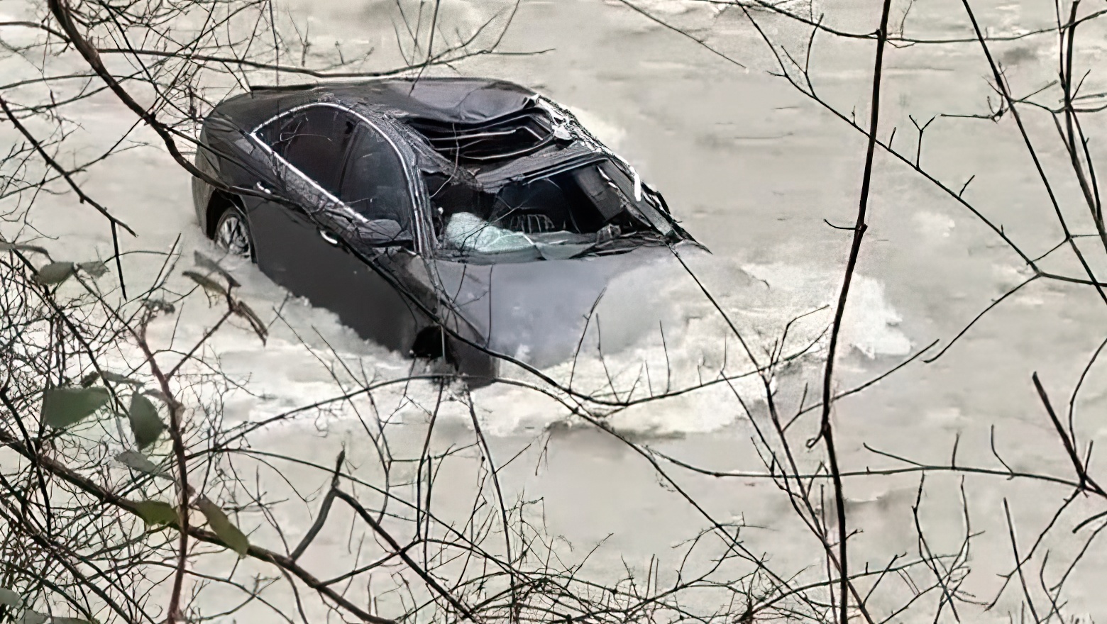 Audi ra në përroin e Klosit, shoferi i dehur nuk ndihmoi shokun nga rrjedha