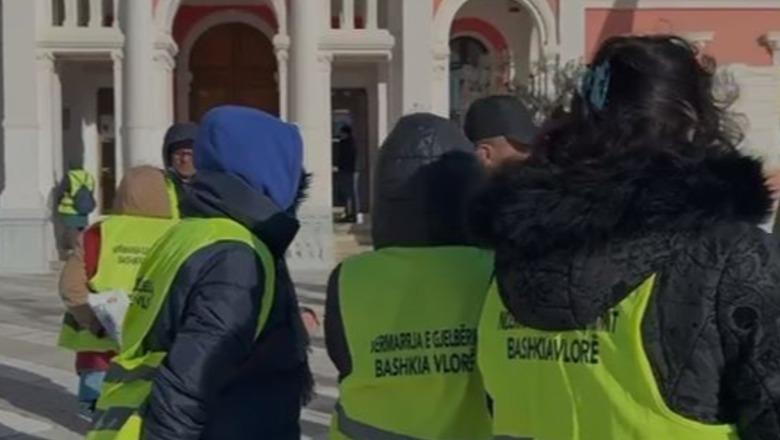 Punonjësit e gjelbërimit kundër kontratës së re, protestë para bashkisë Vlorë