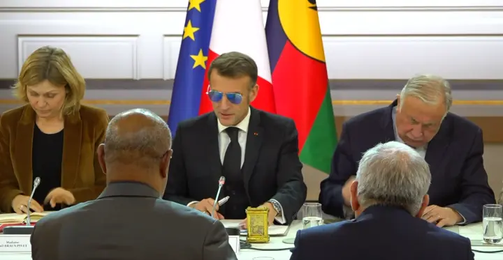  Jam i detyruar t i mbaj   Macron shfaqet me syze dielli gjatë takimit zyrtar