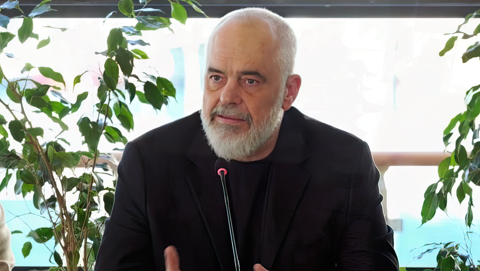 Rama  Për përmbytjet  fajin e ka shiu dhe ata që hedhin qese dhe shishe në tokë