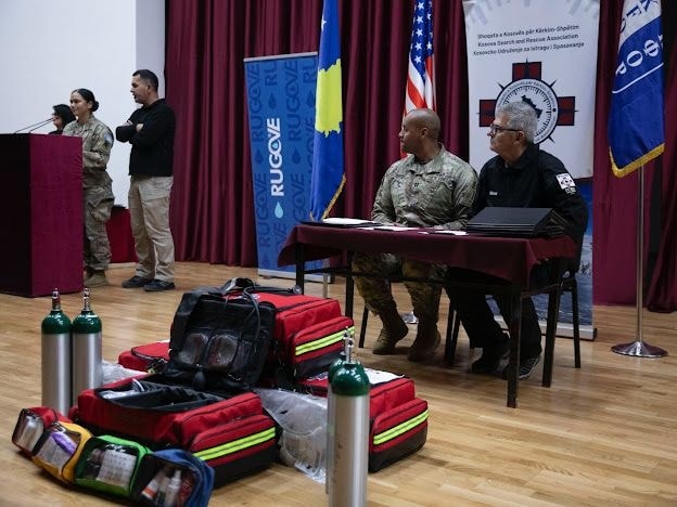 KFOR-i me donacion për Shoqatën e Kërkim-Shpëtimit