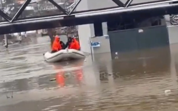 Shpëtohen pesë familje të ngujuara nga vërshimet në lagjen “2 korriku”, në Mitrovicë