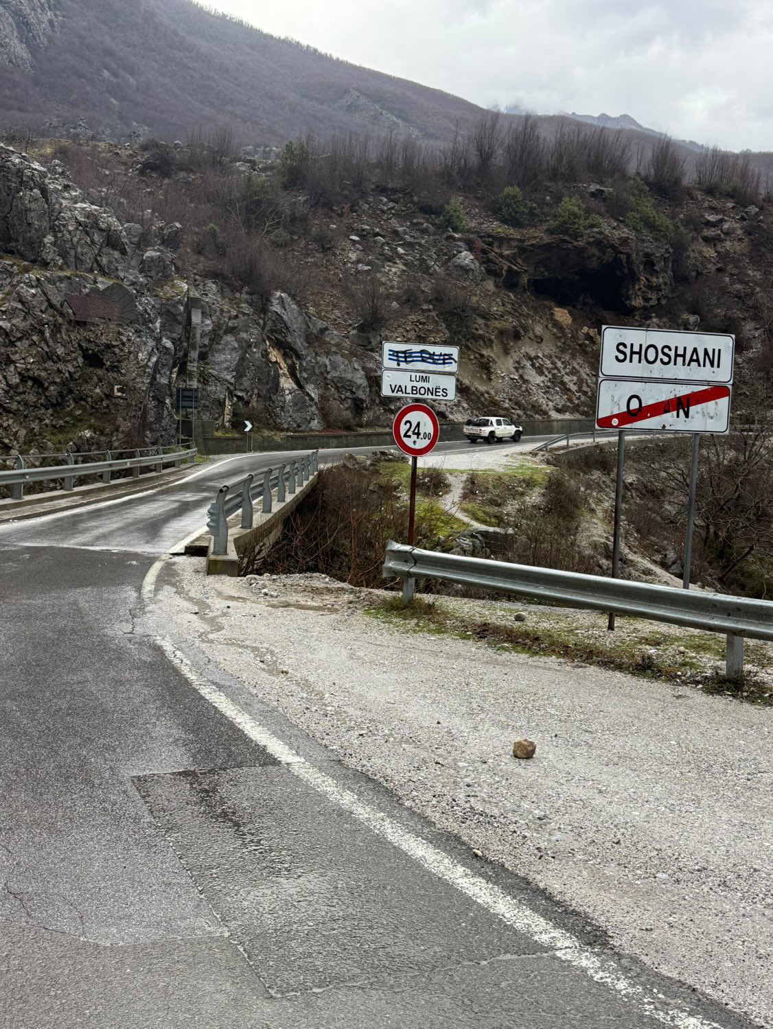 Ura që lidh Margegajn me Shoshanin drejt shembjes, banorët dhe turistët në rrezik