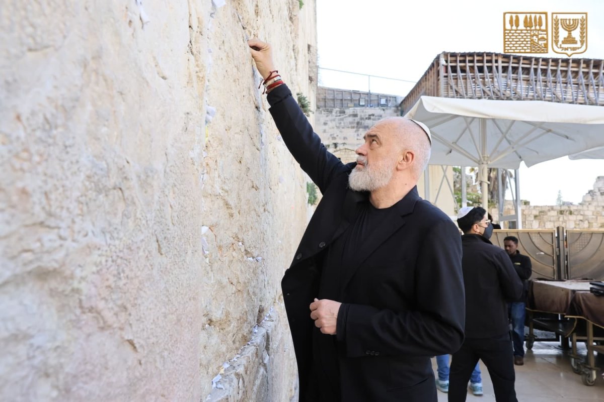 Rama lutet në Murin e Lotëve në Jerusalem  Paqe  dhe ndoshta disa mandate të tjera