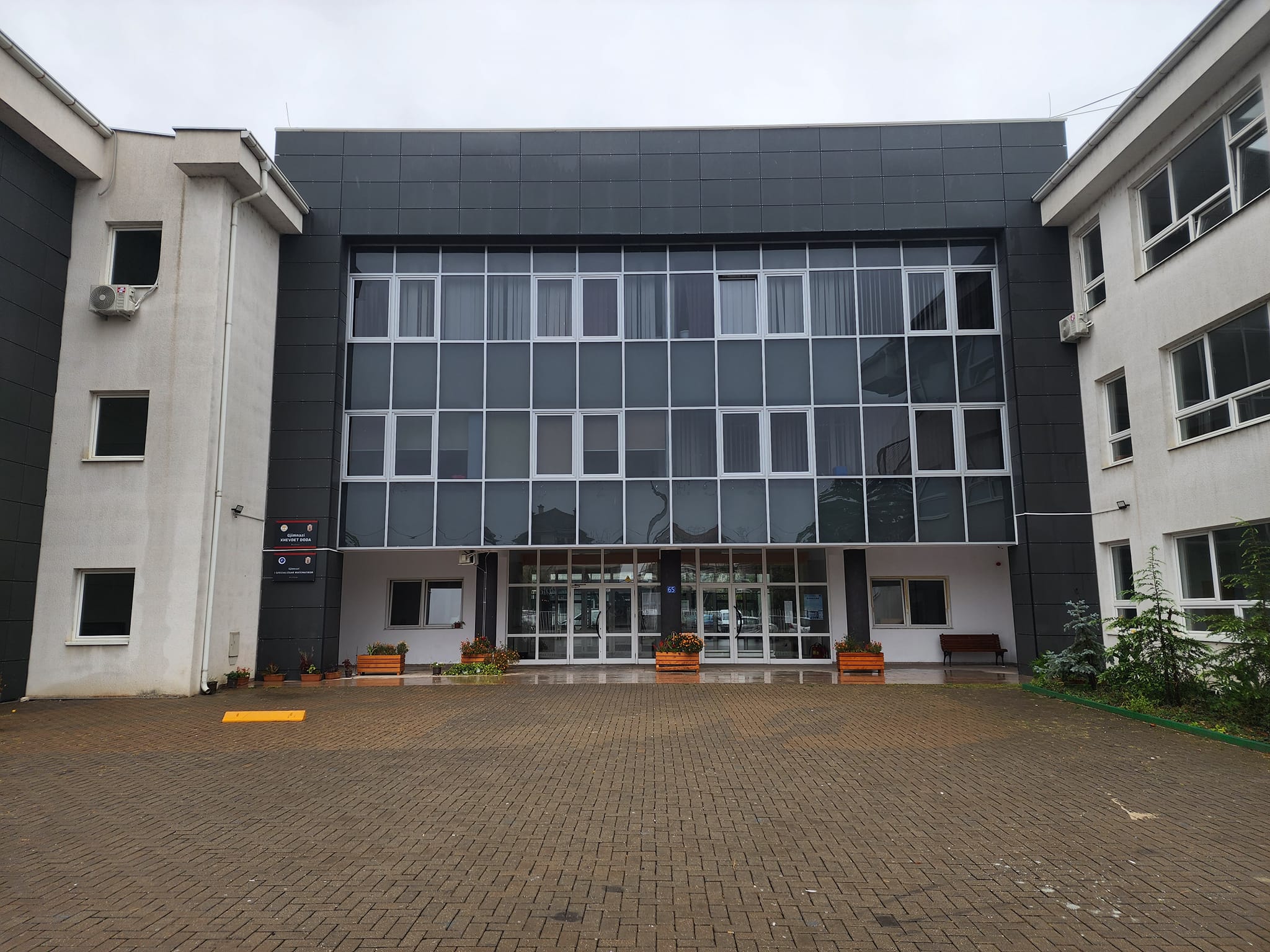 Gjykata Speciale mban ligjerata me nxënësit e shkollës së mesme “Xhevdet Doda”, një nga ta ua shkruan “Lirojeni Hashim Thaçin”