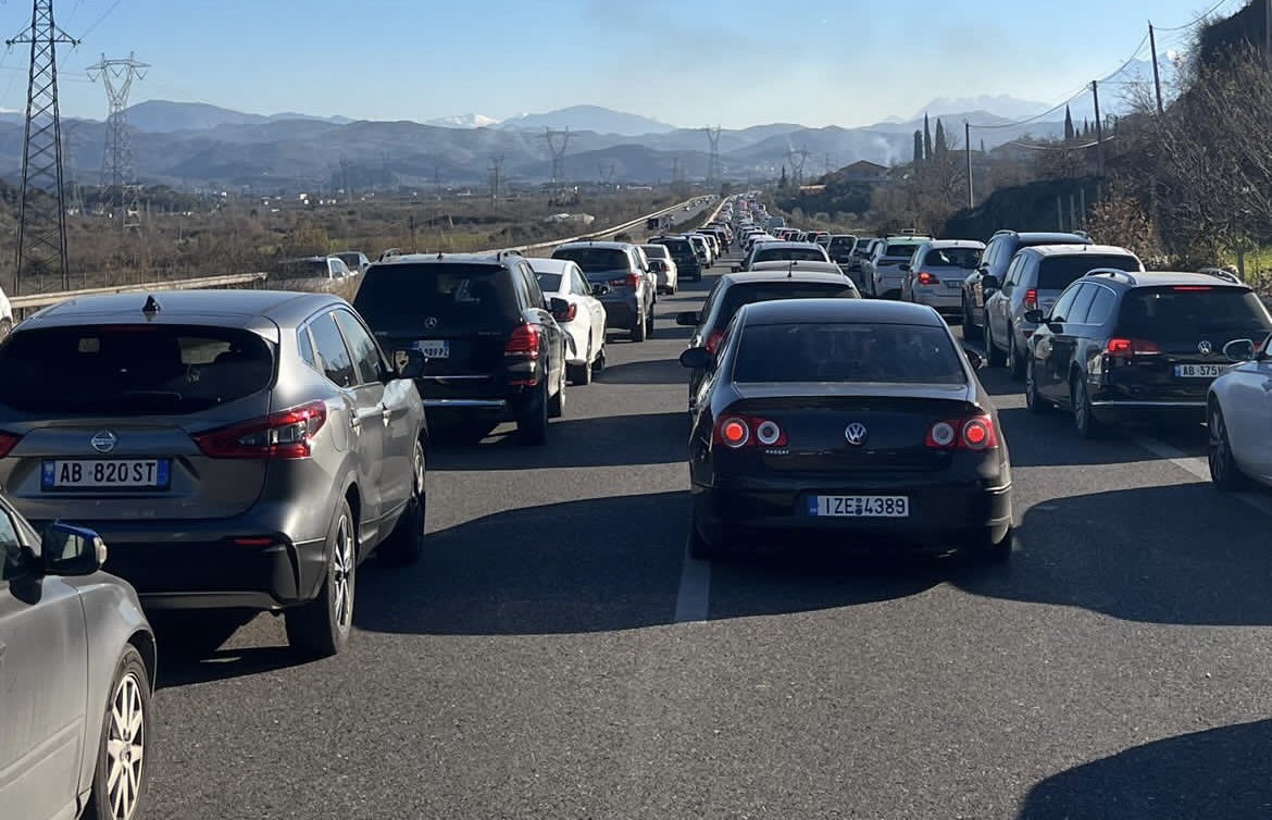 Viti 2026 nis me kaos rrugor  radhë kilometrike në aksin Tiranë Elbasan