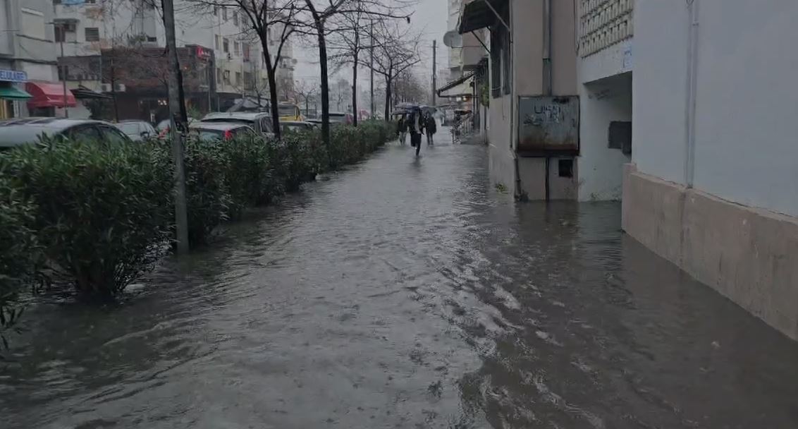 Reshjet e dendura të shiut shkaktojnë përmbytje në Durrës 