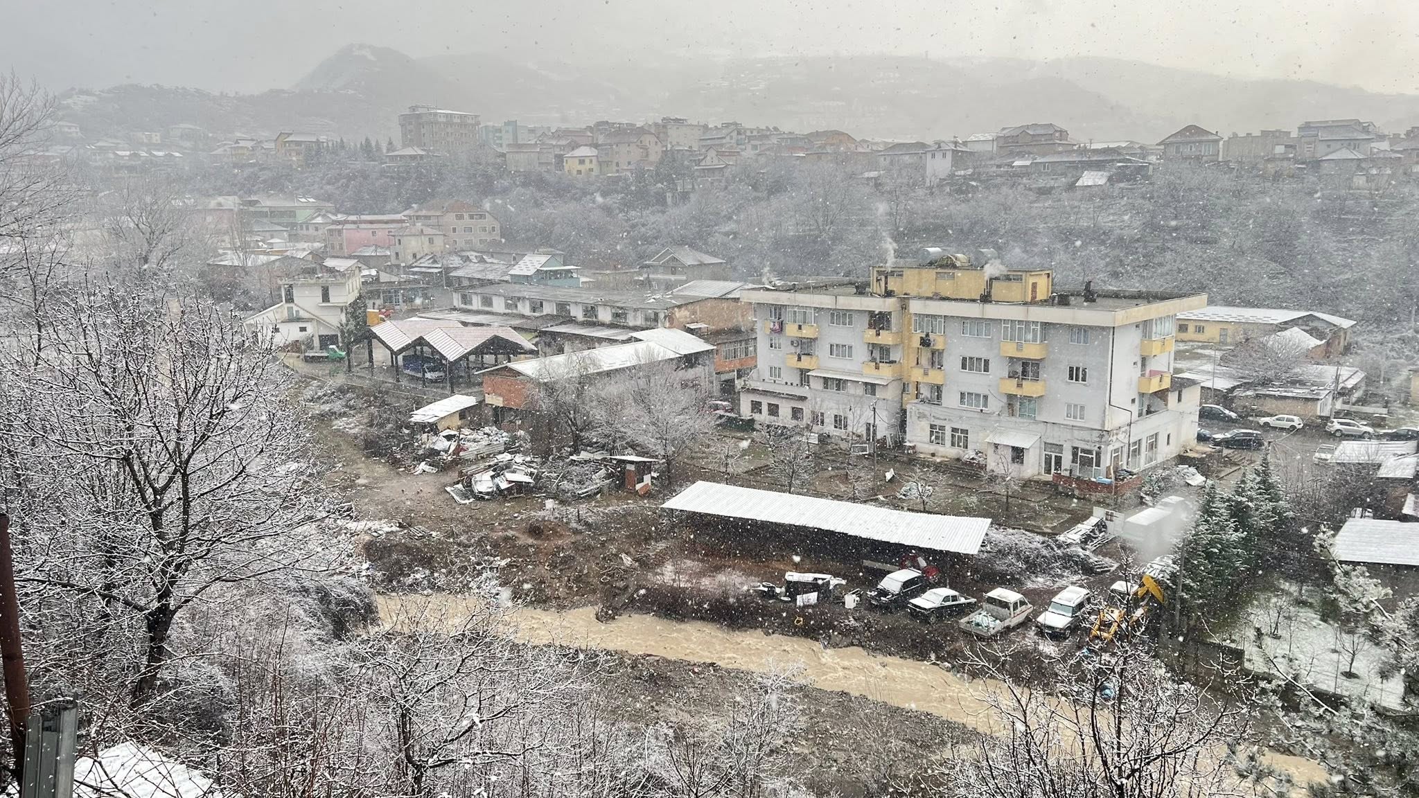 Borë e dendur në qarkun Dibër  fshatra të izoluar dhe pa drita