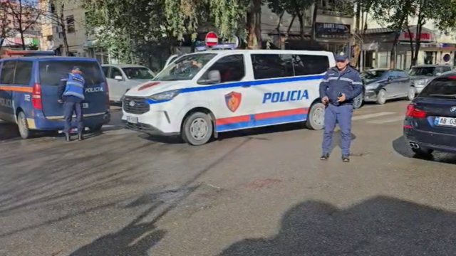Plagosi me thikë vajzën e tij para vendit të punës  arrestohet 56 vjeçari në Durrës