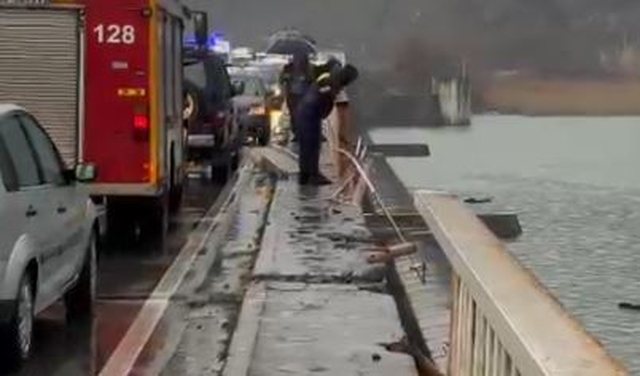 Makina del nga rruga dhe bie nga ura e Spatharit  3 të plagosur