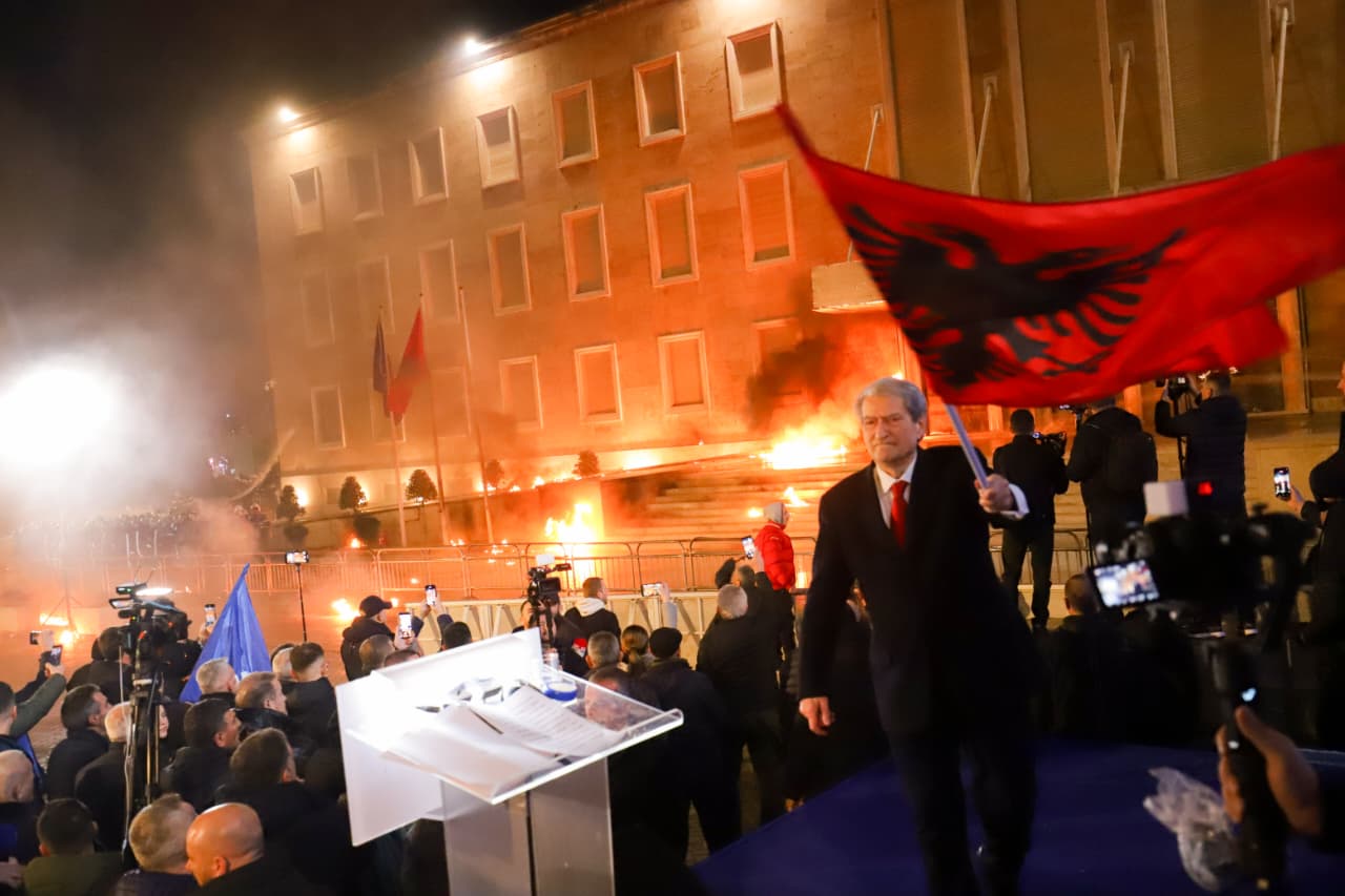 Çfarë i bëri dje Berisha Ramës  A mendoni se PD do ta rrëzojë me tubimet e saj 