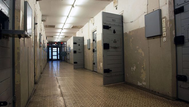 Mbi 100 të arrestuar në Prizren, e raportimet se s’ka vende në burgje, Shërbimi Korrektues njofton se ka 800 shtretër të lirë