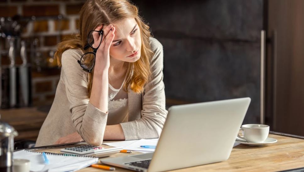 Pse truri i njeriut i do mendimet negative? Psikologët kanë 3 këshilla se si t’i ktheni në favorin tuaj