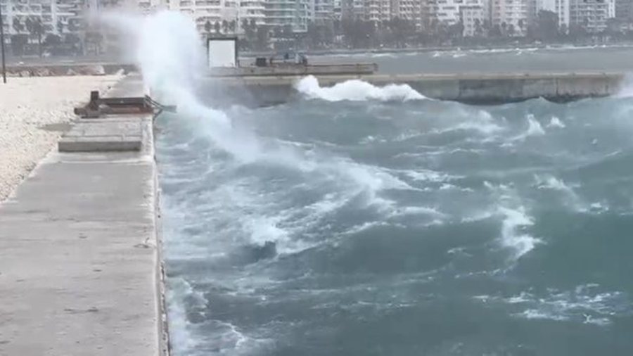 Dallgë 7 ballë, anulohen të gjitha lundrimet në portin e Vlorës