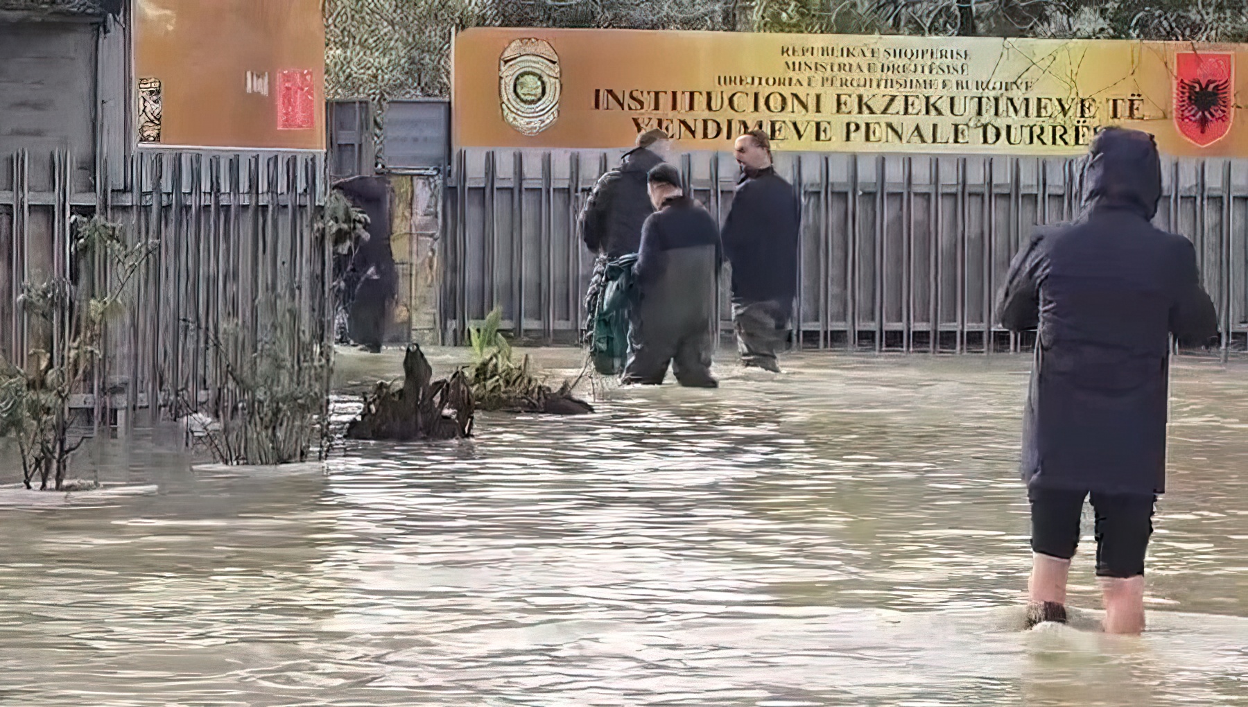 Me çizme gjer në gju, Besfort Lamallari shkon të takojë shokët e partisë në burg