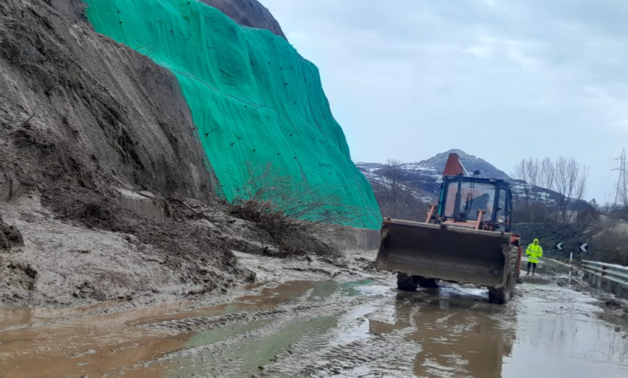 Rruga 260 milionëshe e Ballukut vijon të degradohet  shembet një tjetër masiv dheu