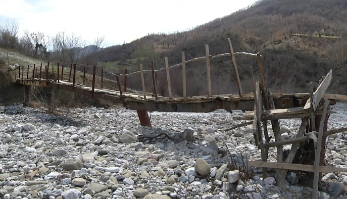 Mbytet gruaja në Zall Basatar, e rrëmbeu lumi teksa po përqiqej të kalonte
