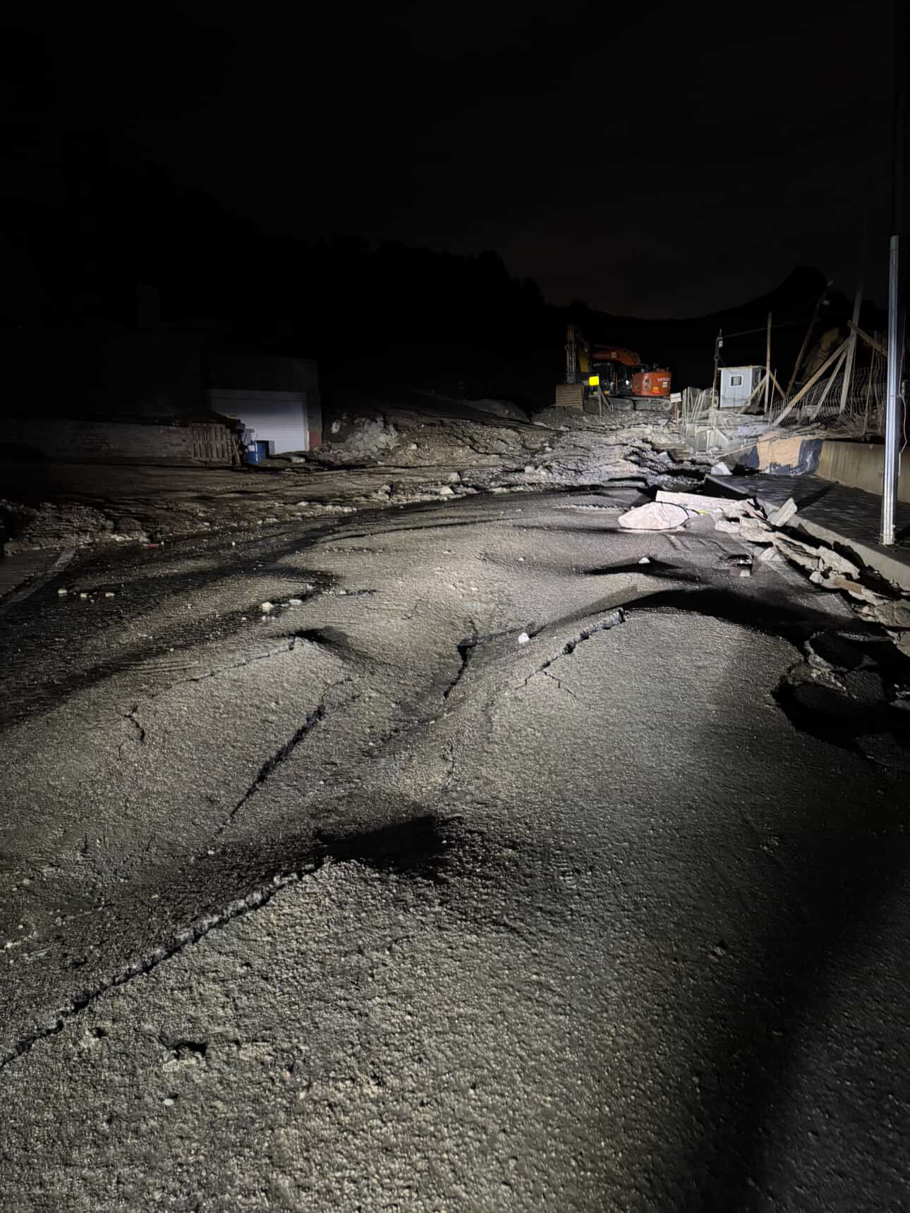 ALARM NË DURRËS  Rrëshqet kodra në Currila  shkatërrohet rruga