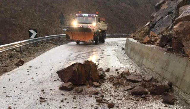 Reshjet e shiut dhe era shkaktojnë rrëshqitje dherash dhe ndërprerje energjie në veri