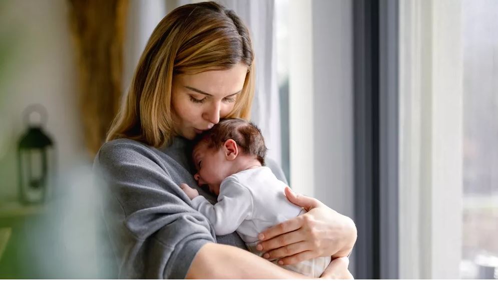 Shqipëria ndjek Evropën, rritet mosha mesatare e grave që bëhen nëna për herë të parë