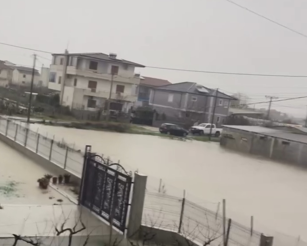Reshjet e dendura të shiut përmbytin Durrësin, pezullohet mësimi në shkolla dhe universitet