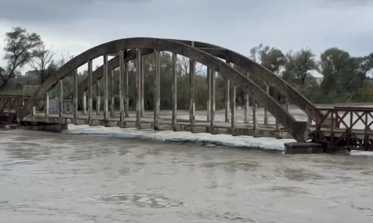 Vjosa del sërish nga shtrati pranë Urës së Mifolit  rrezikon të arrijë nivelin 9 metra