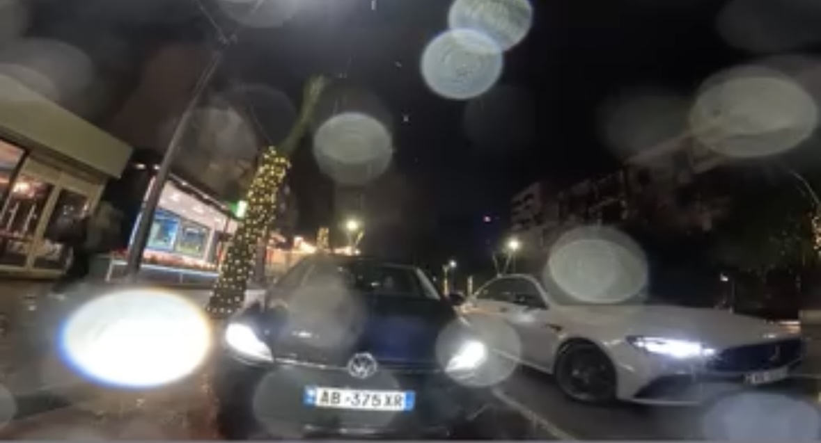 Të rinjtë me makina zënë korsinë e biçikletave dhe i bëjnë presion çiklistit