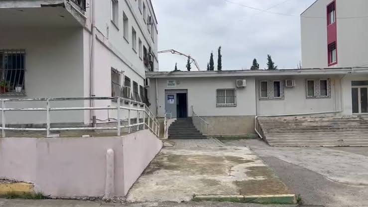  Të dënuarit VIP me takime speciale në spitalin e burgut në Durrës  drejtori u merrte nga 1 mijë € 