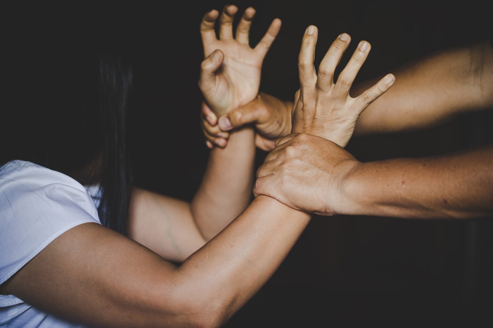  Dua të ndahem nga burri   30 vjeçarja dhunohet nga vëllai dhe xhaxhai