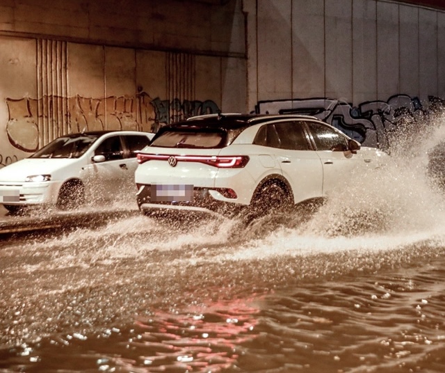 Shira e erëra të forta përfshijnë Greqinë, regjistrohet viktima e parë