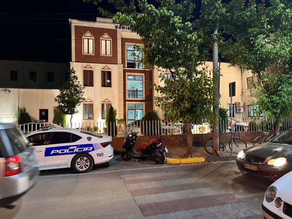 Dy motrat dhunuan policen pranë Komisariatit  O qorre nuk sheh kur kalojmë ne 