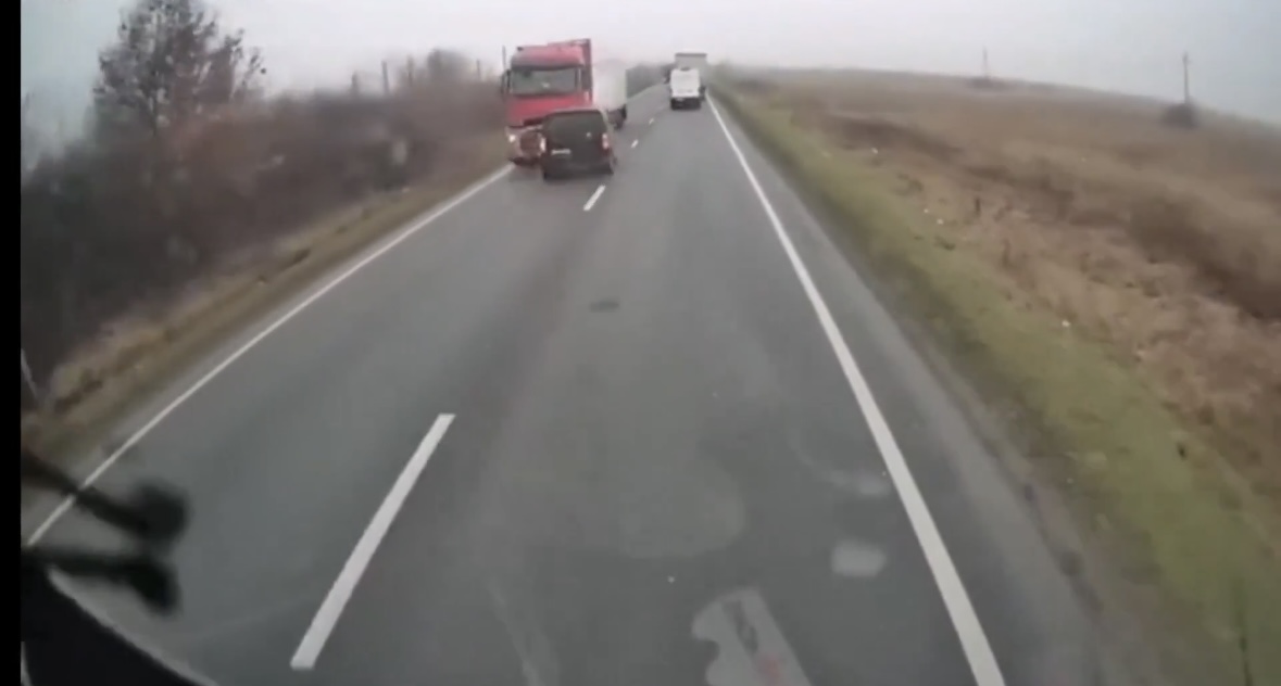 Furgoni i tifozëve të PAOK futet në parakalim  pamjet e aksidentit tragjik në Rumani