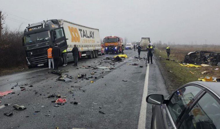 Aksident fatal në  rrugën e vdekjes   në furgonin e tifozëve të PAOK u gjet drogë dhe alkool 