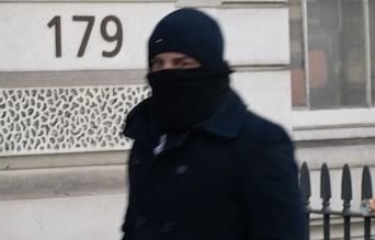 Skandali në Britani  Shqiptari  ish emigrant i paligjshëm vodhi refugjatët si oficer emigracioni