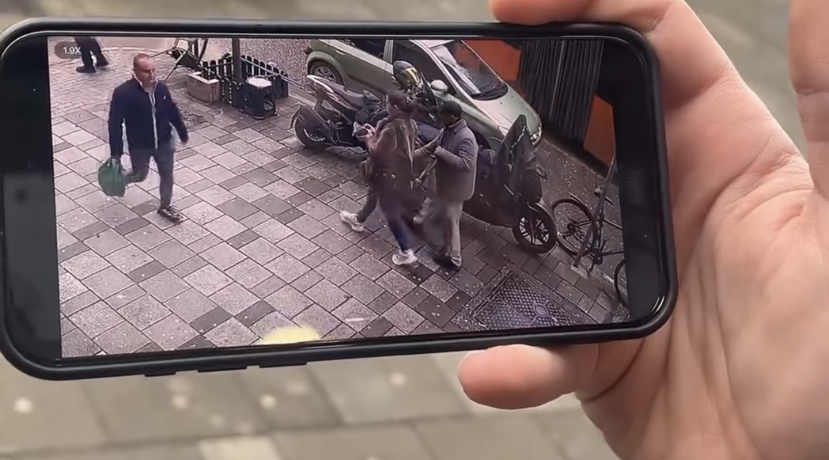 Vajza duke ecur  gjyshi hajdut i afrohet dhe i vjedh celularin