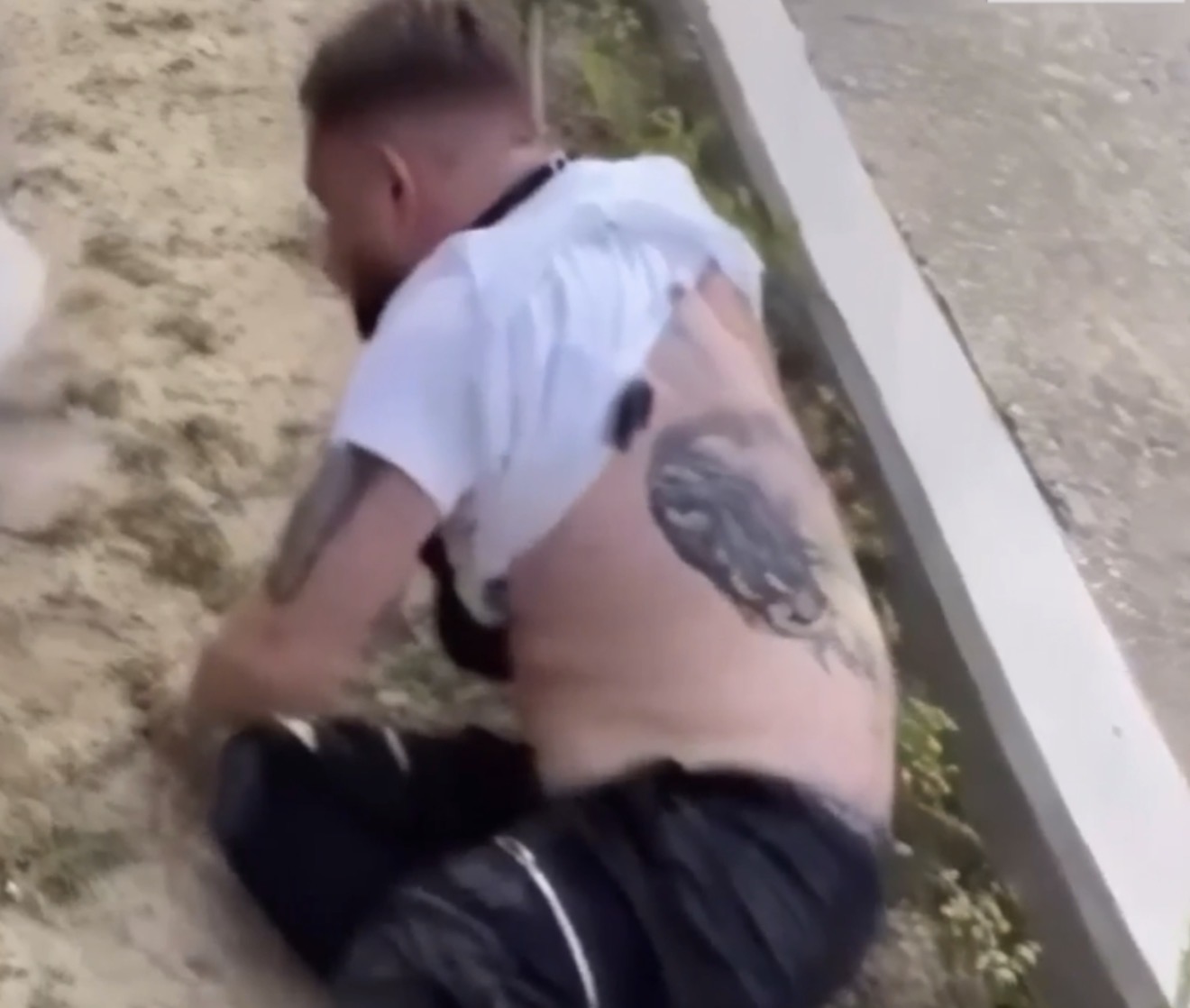 Disa persona rrahin Lim Hotin, ai i shoqëruar me një bjonde