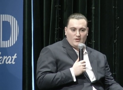 Djali i Sokol Olldashit kritikon Berishën  Demokratët flasin në foltore tapë