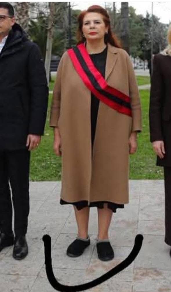 Kryebashkiakja e Vlorës Bruna nderon Ismail Qemalin me papuçe