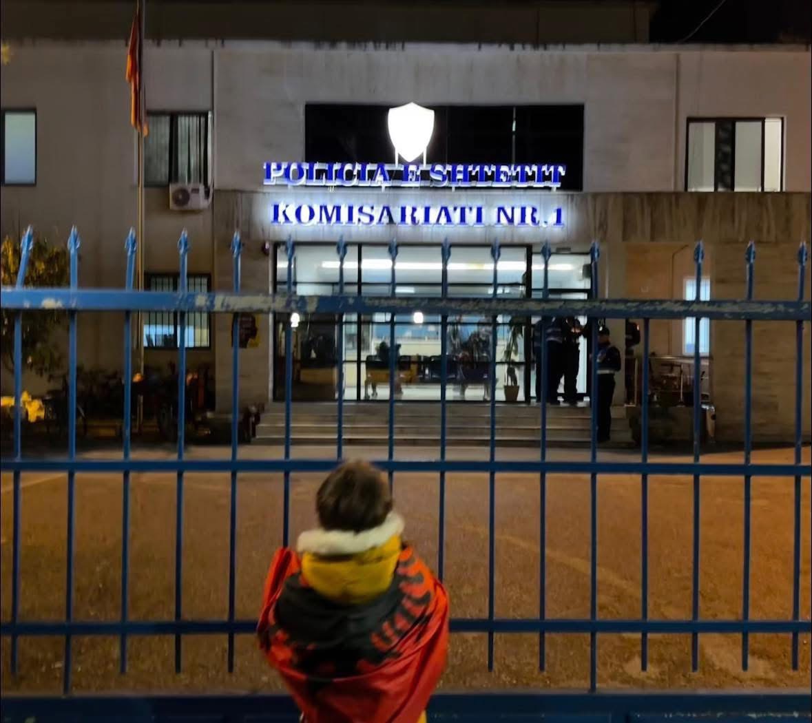 Protestoi para Kryeministrisë për Palestinën  vogëlushit i arrestojnë të ëmën