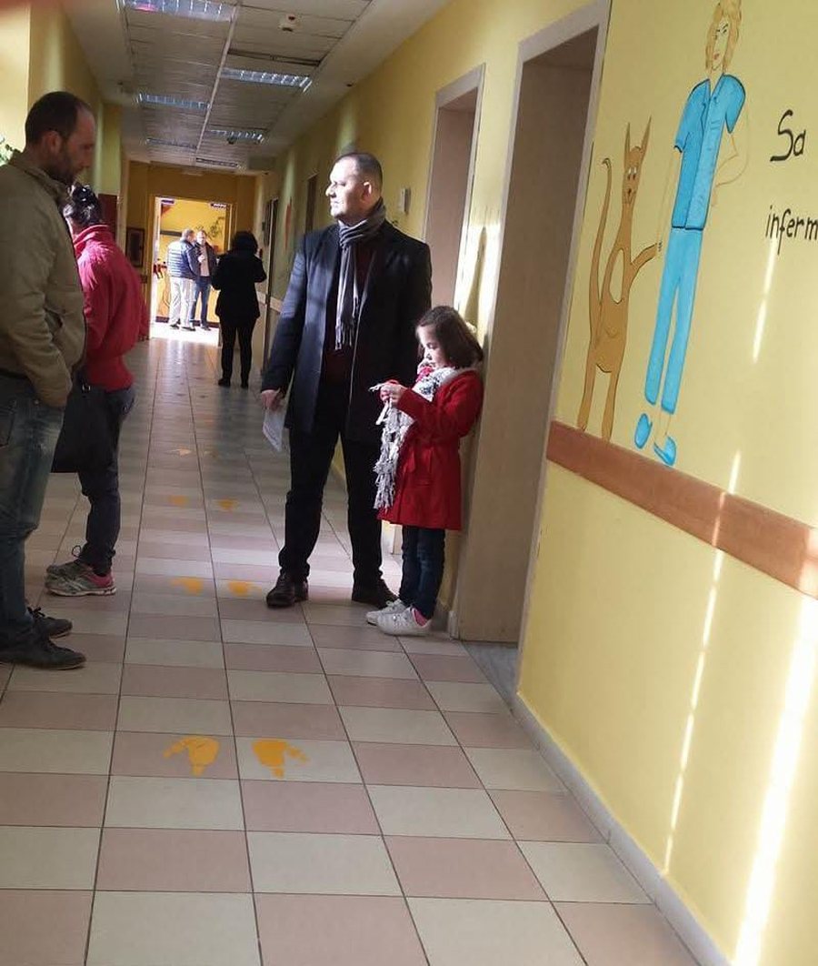 Pediatria në QSUT pa stola  Prindërit presin në këmbë me fëmijët e sëmurë në krah