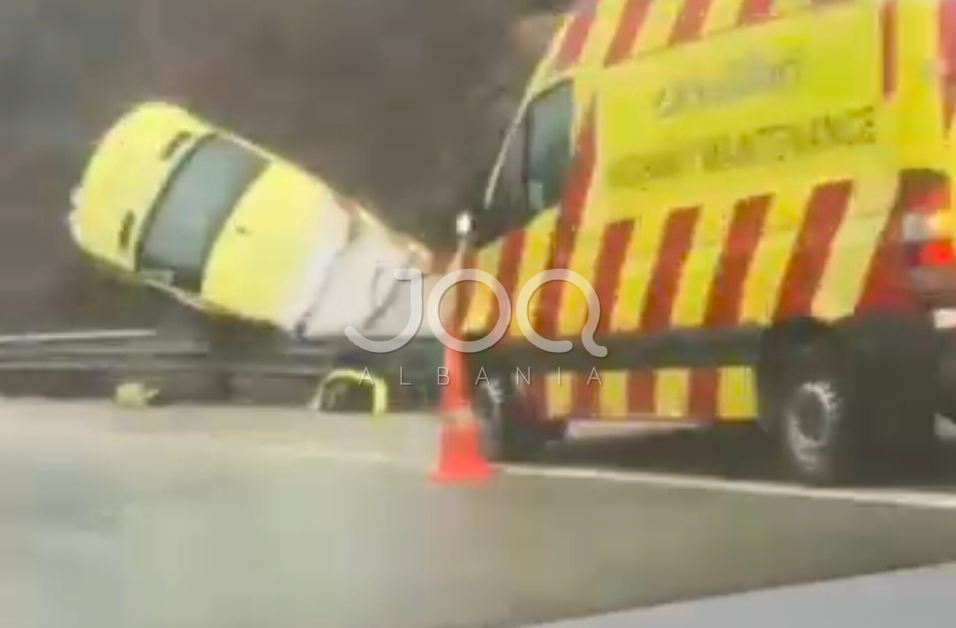  Salillari me këmbë përpjetë   mjeti i kompanisë përmbyset në Rrugën e Kombit